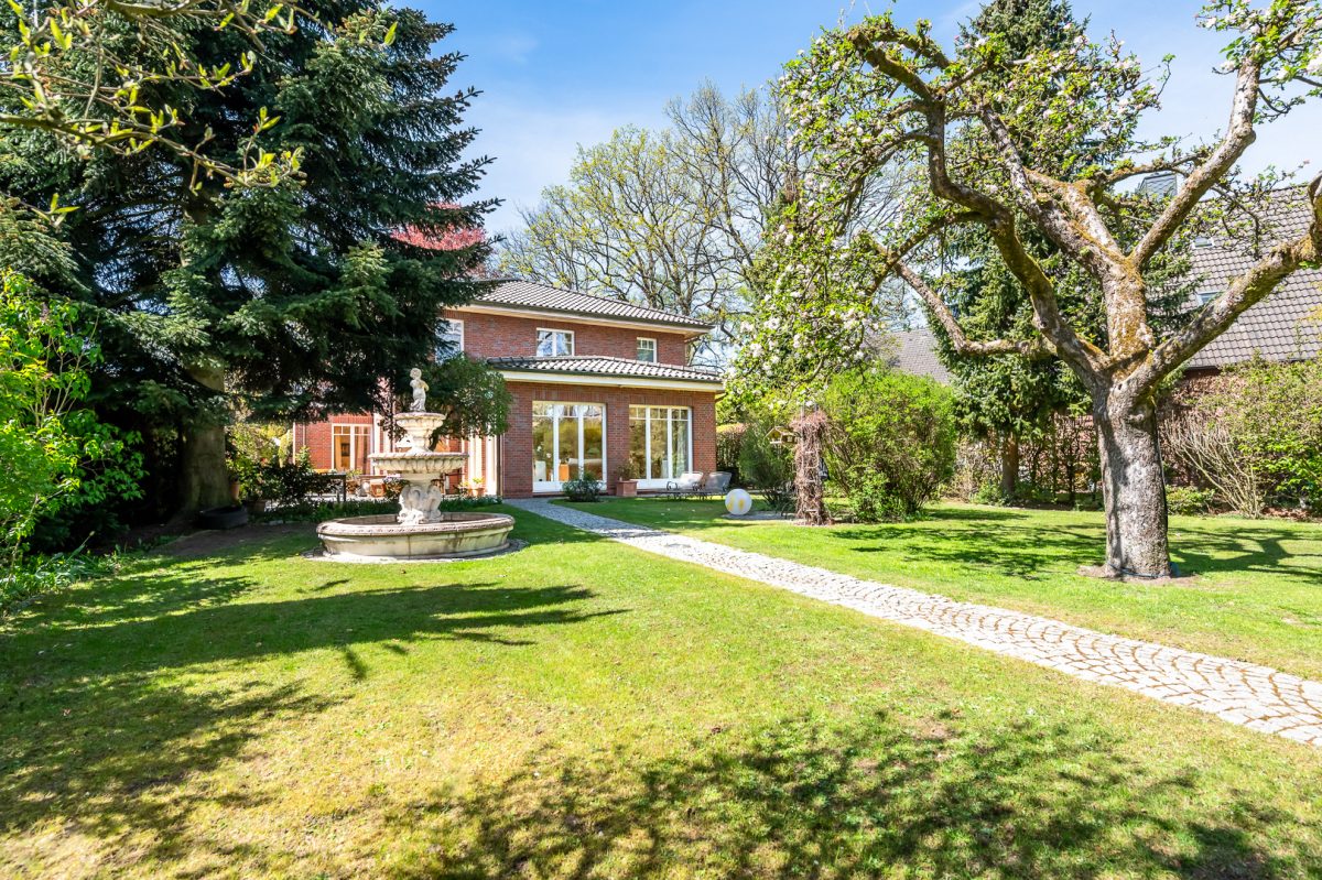 Immobilienangebot - Hamburg / Rahlstedt - Alle - Mediterranes Idyll: Luxus-Villa mit Parkgrundstück & Wellnessbereich