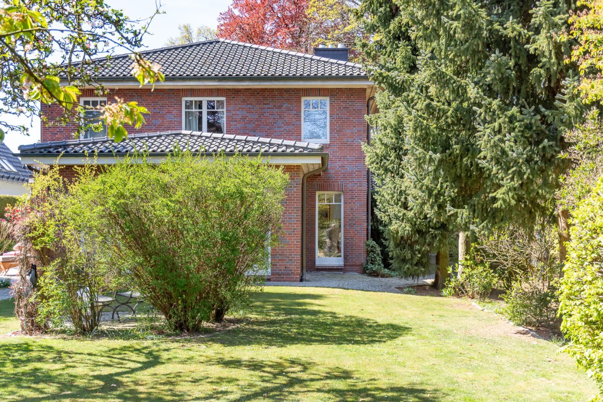 Immobilienangebot - Hamburg / Rahlstedt - Alle - Mediterranes Idyll: Luxus-Villa mit Parkgrundstück & Wellnessbereich