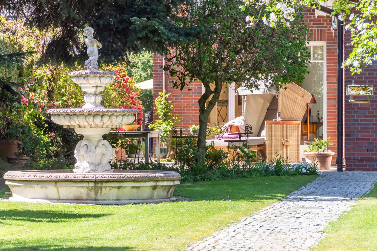Immobilienangebot - Hamburg / Rahlstedt - Alle - Mediterranes Idyll: Luxus-Villa mit Parkgrundstück & Wellnessbereich