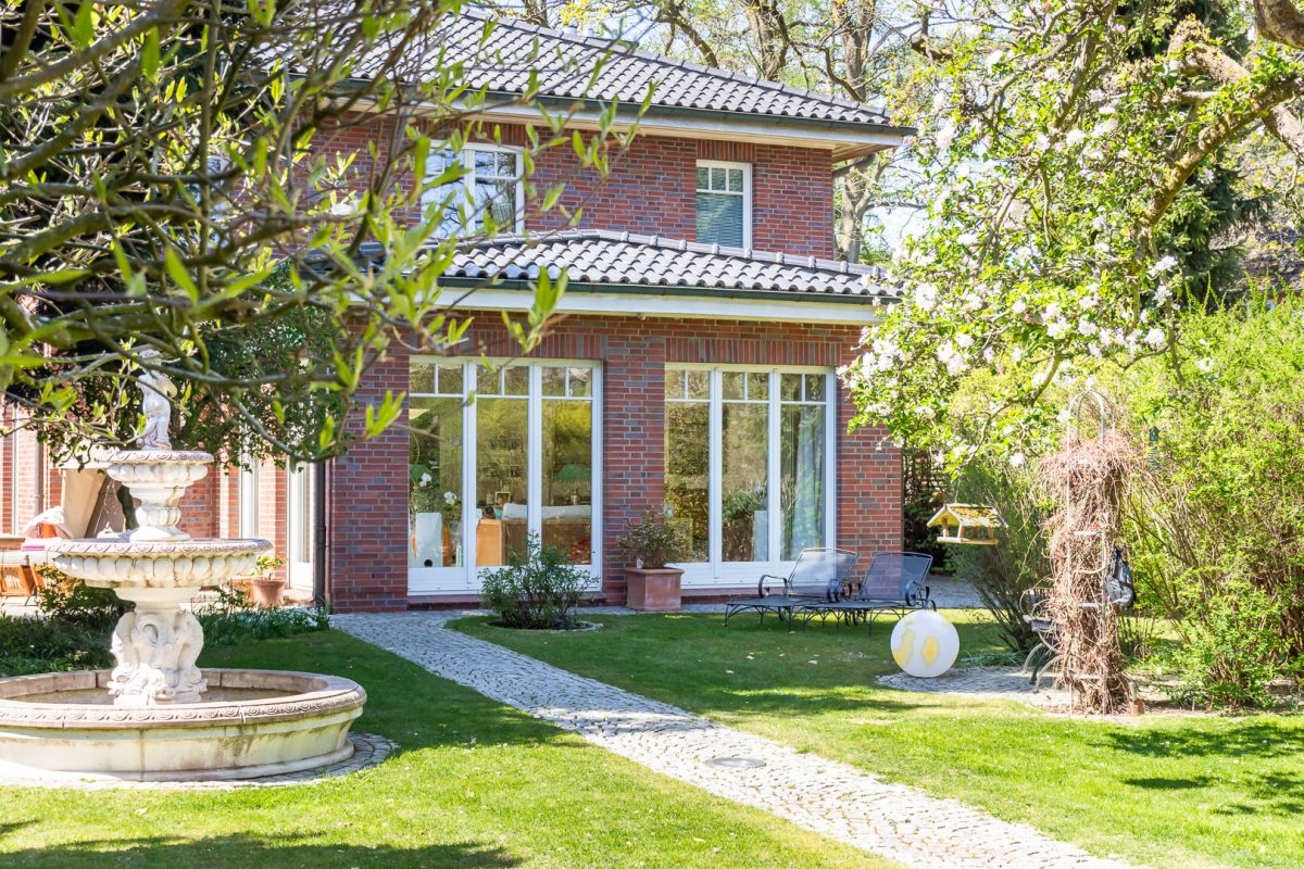 Immobilienangebot - Hamburg / Rahlstedt - Alle - Mediterranes Idyll: Luxus-Villa mit Parkgrundstück & Wellnessbereich