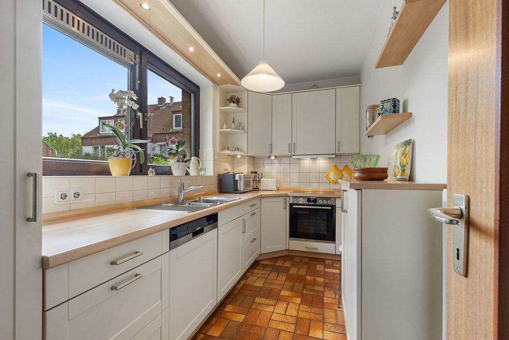 Immobilienangebot - Hamburg / Rahlstedt - Alle - Helle 4-Zimmer-Wohnung mit Parkblick, Aufzug und Tiefgaragenstellplatz in Alt-Rahlstedt