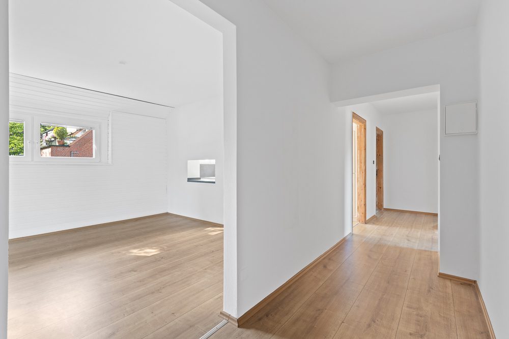 Immobilienangebot - Hamburg / Rahlstedt - Alle - 2015 komplett modernisiert ! Maisonette-Wohnung mit ca. 142 m² Wohnfläche & 2 TG-Stellplätzen