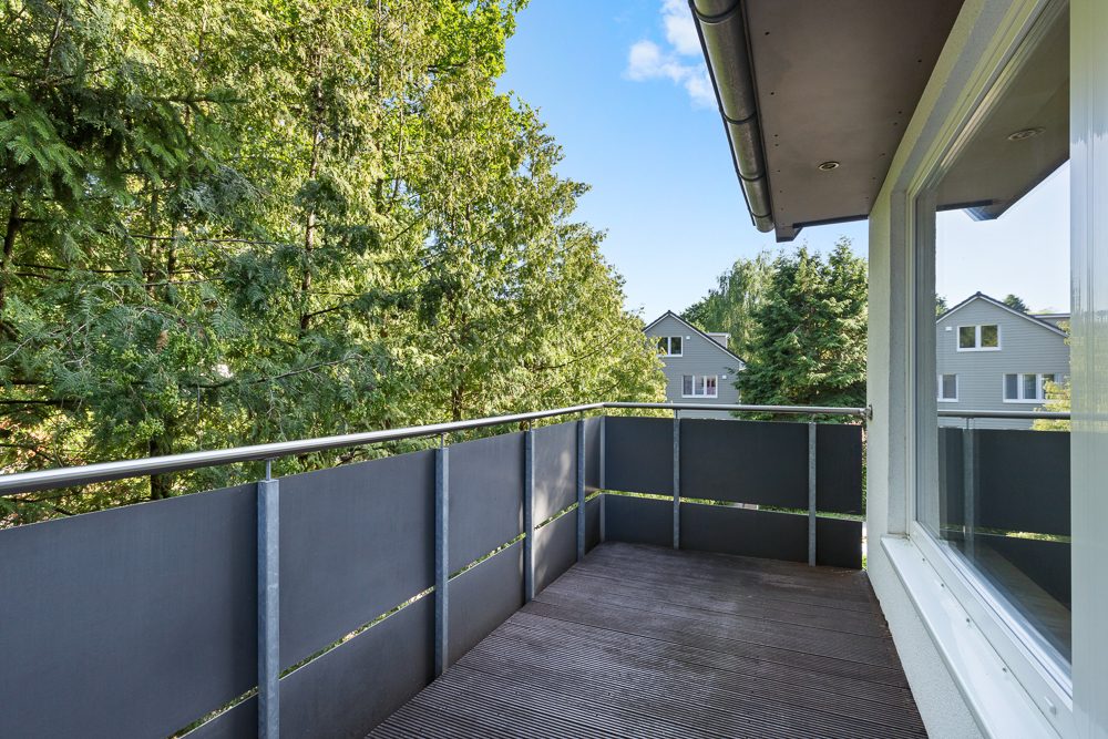 Immobilienangebot - Hamburg / Rahlstedt - Alle - 2015 komplett modernisiert ! Maisonette-Wohnung mit ca. 142 m² Wohnfläche & 2 TG-Stellplätzen