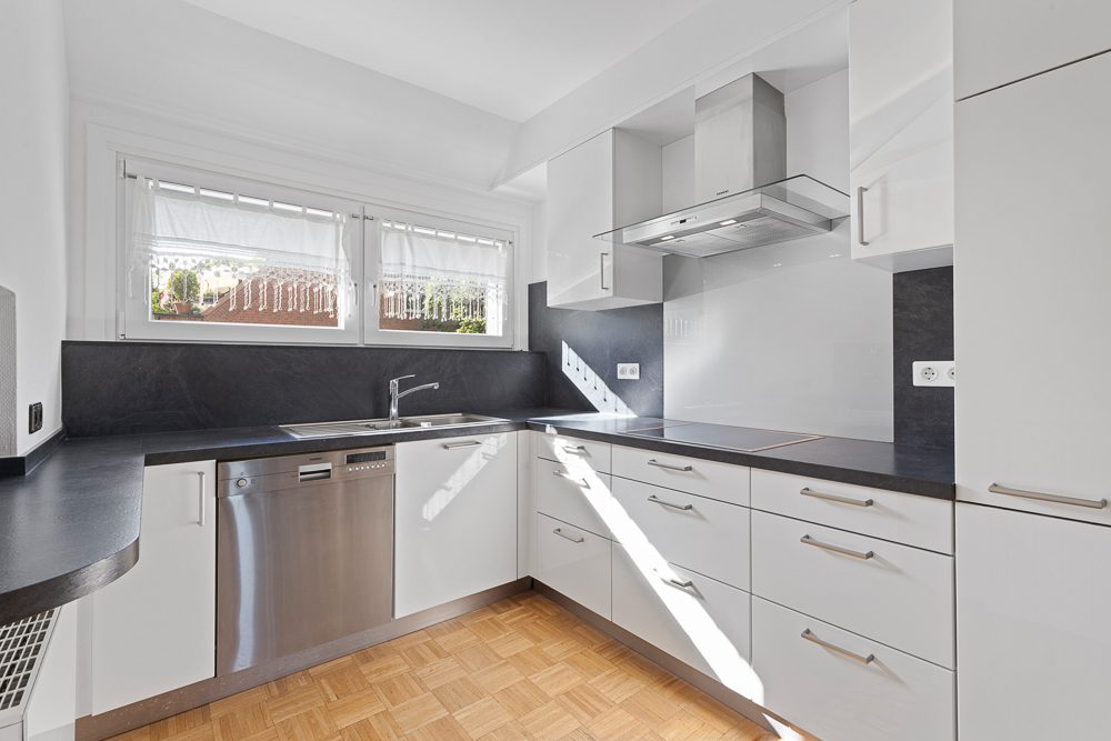 Immobilienangebot - Hamburg / Rahlstedt - Alle - 2015 komplett modernisiert ! Maisonette-Wohnung mit ca. 142 m² Wohnfläche & 2 TG-Stellplätzen