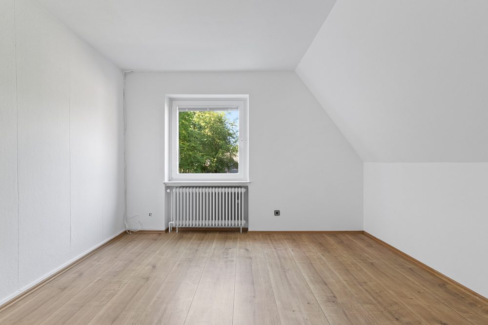 Immobilienangebot - Hamburg / Rahlstedt - Alle - 2015 komplett modernisiert ! Maisonette-Wohnung mit ca. 142 m² Wohnfläche & 2 TG-Stellplätzen