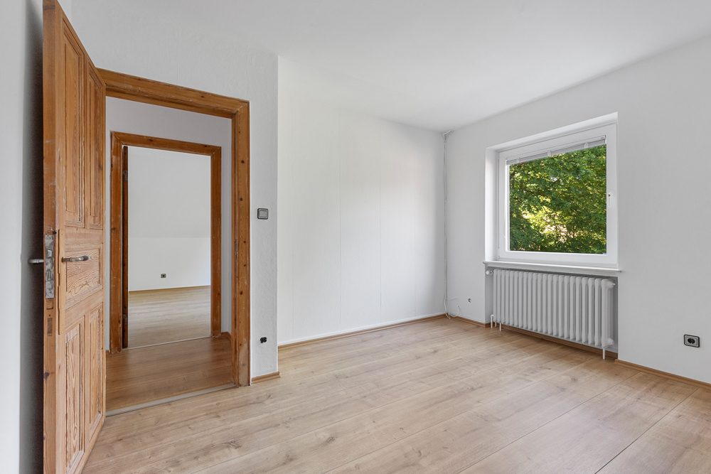 Immobilienangebot - Hamburg / Rahlstedt - Alle - 2015 komplett modernisiert ! Maisonette-Wohnung mit ca. 142 m² Wohnfläche & 2 TG-Stellplätzen