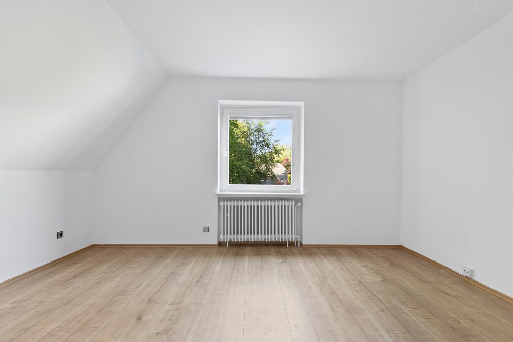 Immobilienangebot - Hamburg / Rahlstedt - Alle - 2015 komplett modernisiert ! Maisonette-Wohnung mit ca. 142 m² Wohnfläche & 2 TG-Stellplätzen