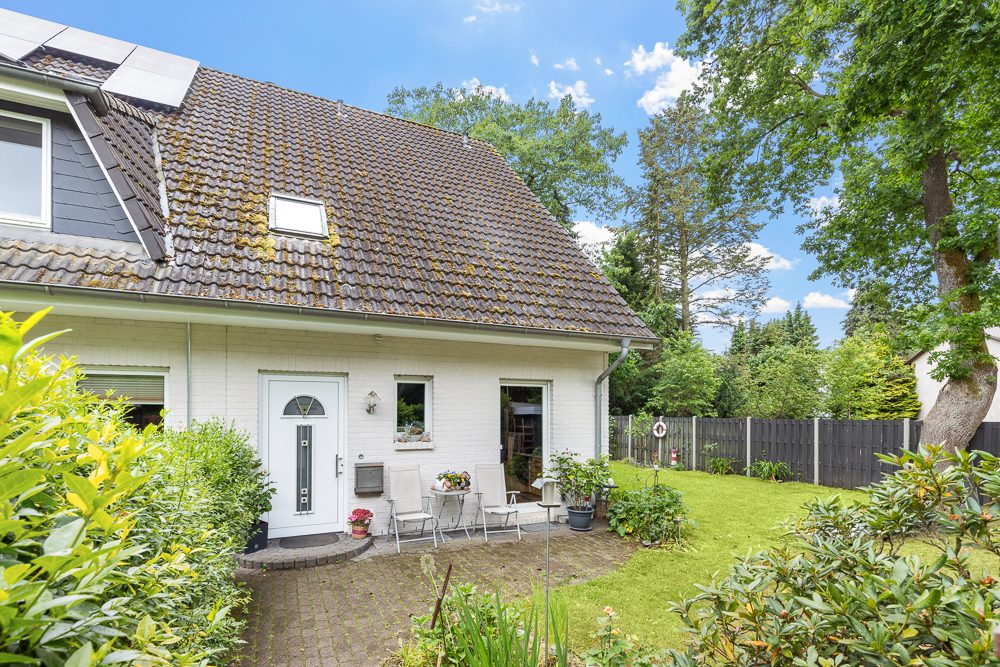 Immobilienangebot - Hamburg / Rahlstedt - Alle - Gepflegtes Reihenendhaus mit Carport in beliebter und ruhiger Lage direkt am Rahlstedter Hegenwald