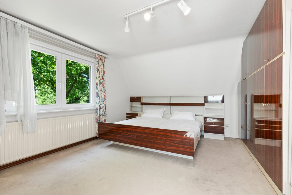 Immobilienangebot - Hamburg / Rahlstedt - Alle - Viel Platz in zentraler Lage: Einfamilienhaus mit Wintergarten, Garten und Garage