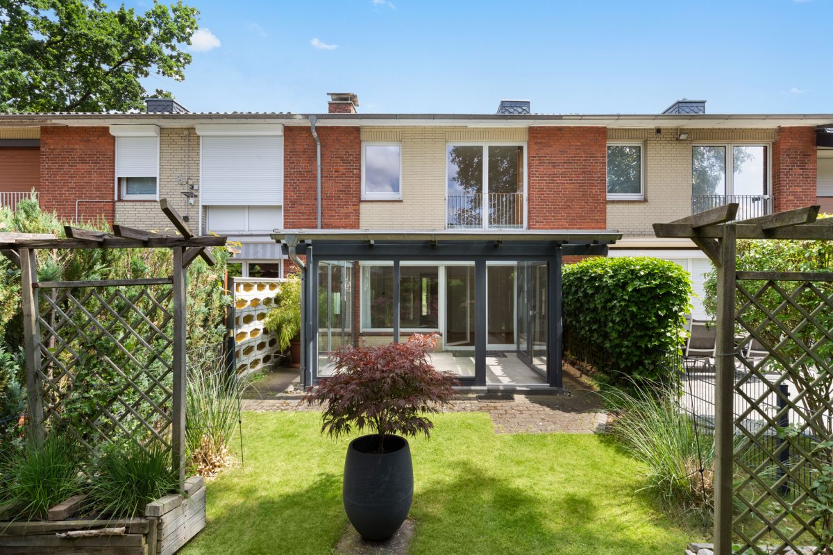 Immobilienangebot - Hamburg / Meiendorf - Alle - WARTELISTE! Reihenhaus mit grünem, liebevoll angelegtem Westgarten und viel Platz zum Wohlfühlen