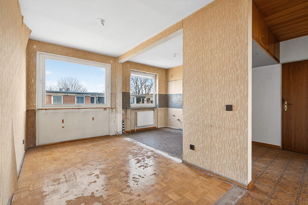 Immobilienangebot - Rellingen - Alle - Raum für eigene Ideen: schön geschnittene Wohnung mit 2,5 Zimmern, Balkon und PKW-Stellplatz