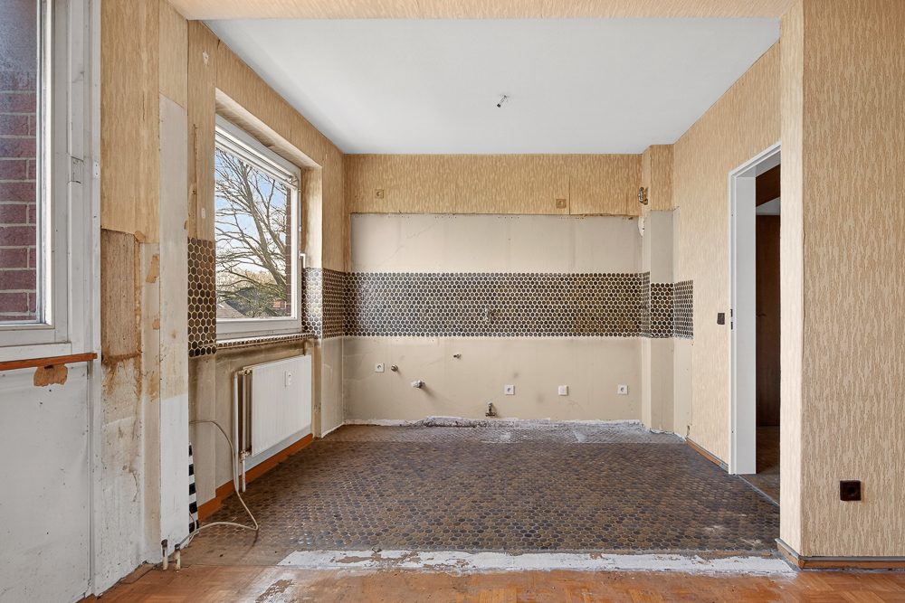 Immobilienangebot - Rellingen - Alle - Raum für eigene Ideen: schön geschnittene Wohnung mit 2,5 Zimmern, Balkon und PKW-Stellplatz