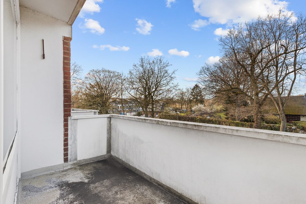 Immobilienangebot - Rellingen - Alle - Raum für eigene Ideen: schön geschnittene Wohnung mit 2,5 Zimmern, Balkon und PKW-Stellplatz