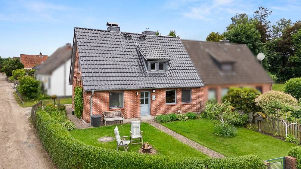 Immobilienangebot - Trittau - Alle - Doppelhaushälfte mit Carport, Energieklasse B!
Wohnfl. ca. 59 m² + ca. 39 m² wohnlich ausgebautes DG
