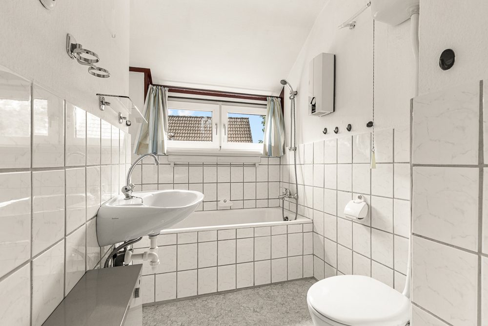 Immobilienangebot - Hamburg / Rahlstedt - Alle - ! NUR NOCH WARTELISTE ! Sanierungsobjekt: Zweifamilienhaus mit Potenzial und Nebengebäude