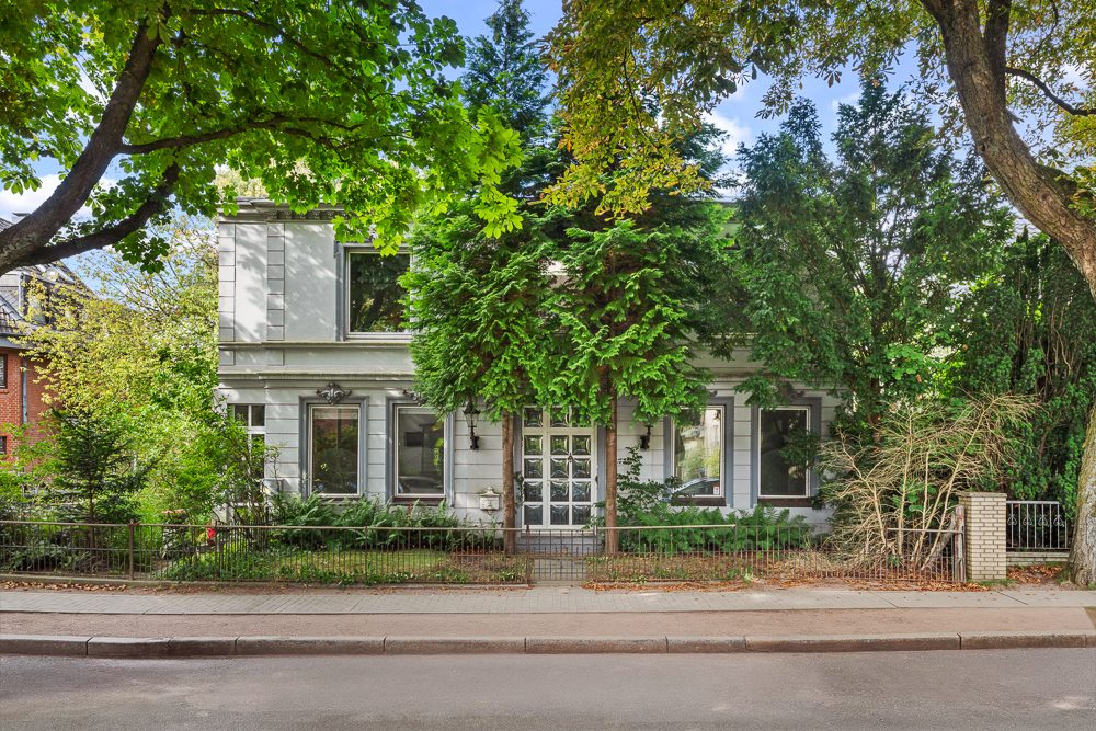Immobilienangebot - Hamburg / Bramfeld - Alle - Sanierungsbedürftiges Zweifamilienhaus mit zwei Wohneinheiten und großem Potenzial!