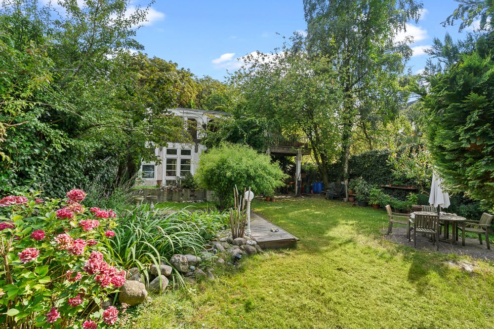 Immobilienangebot - Hamburg / Bramfeld - Alle - Sanierungsbedürftiges Zweifamilienhaus mit zwei Wohneinheiten und großem Potenzial!