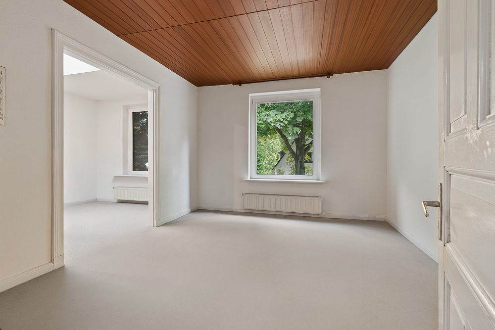 Immobilienangebot - Hamburg / Bramfeld - Alle - Sanierungsbedürftiges Zweifamilienhaus mit zwei Wohneinheiten und großem Potenzial!