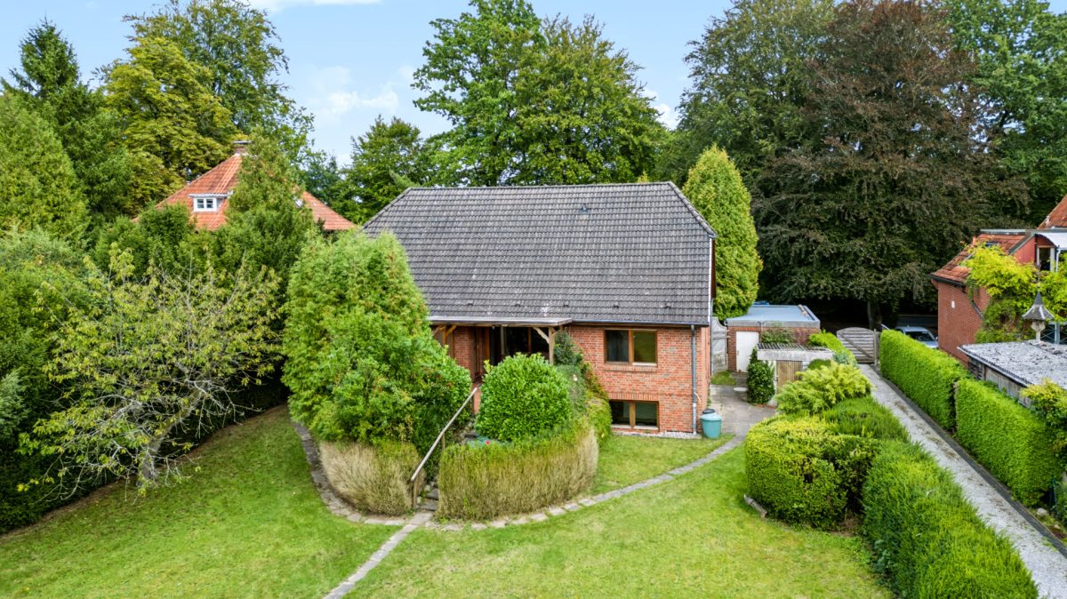Immobilienangebot - Hamburg / Ohlstedt - Alle - ca. 1.697 m² Grundstück mit zwei Baufenster zur Teilung mit Altbestand im beliebten grünen Ohlstedt