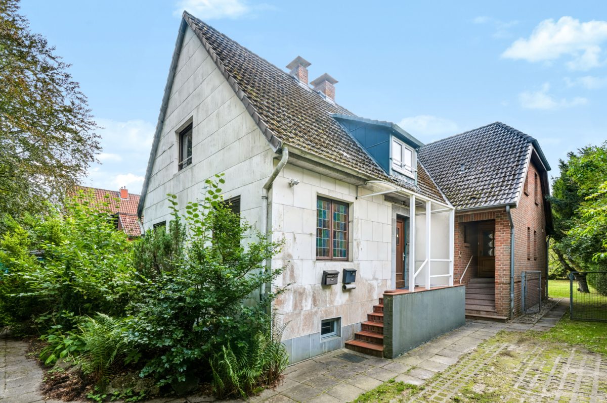 Immobilienangebot - Hamburg / Ohlstedt - Alle - ca. 1.697 m² Grundstück mit zwei Baufenster zur Teilung mit Altbestand im beliebten grünen Ohlstedt