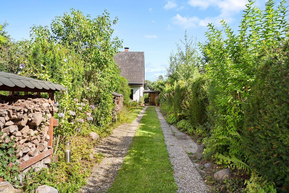 Immobilienangebot - Hamburg / Rahlstedt - Alle - Traumhaftes Einfamilienhaus mit Carport und herrlichem Grundstück in begehrter, rückwärtiger Lage