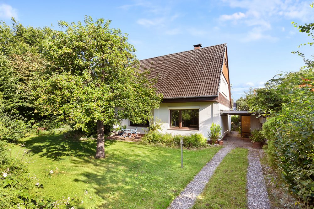 Immobilienangebot - Hamburg / Rahlstedt - Alle - Traumhaftes Einfamilienhaus mit Carport und herrlichem Grundstück in begehrter, rückwärtiger Lage