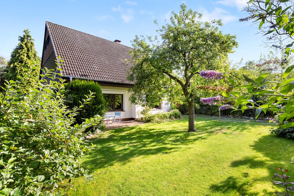 Immobilienangebot - Hamburg / Rahlstedt - Alle - Traumhaftes Einfamilienhaus mit Carport und herrlichem Grundstück in begehrter, rückwärtiger Lage