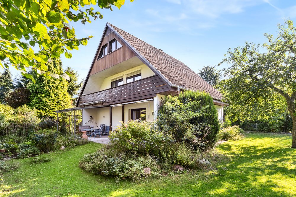 Immobilienangebot - Hamburg / Rahlstedt - Alle - Traumhaftes Einfamilienhaus mit Carport und herrlichem Grundstück in begehrter, rückwärtiger Lage