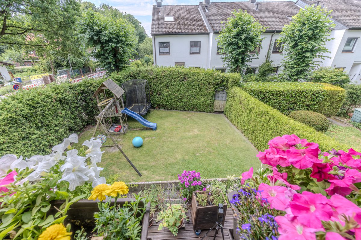 Immobilienangebot - Hamburg / Rahlstedt - Alle - Gepflegtes Reihenendhaus mit großem Garten und Garage in ruhiger Lage von Hamburg