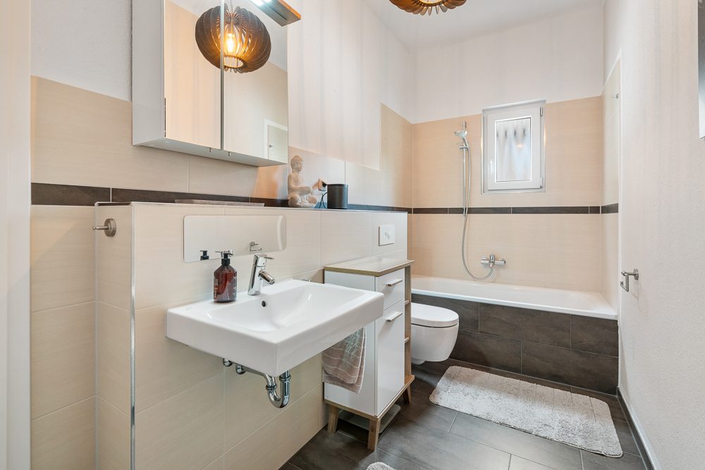 Immobilienangebot - Hamburg / Oldenfelde - Alle - Herrschaftliche Villa in TOP-Zustand mit bis zu 5 Wohneinheiten und 4 Garagen