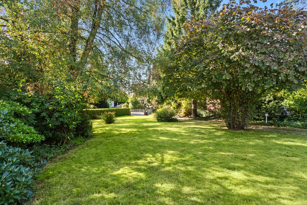 Immobilienangebot - Hamburg/Meiendorf - Alle - Großzügiger Bungalow mit weitläufigem Grundstück und viel Privatsphäre