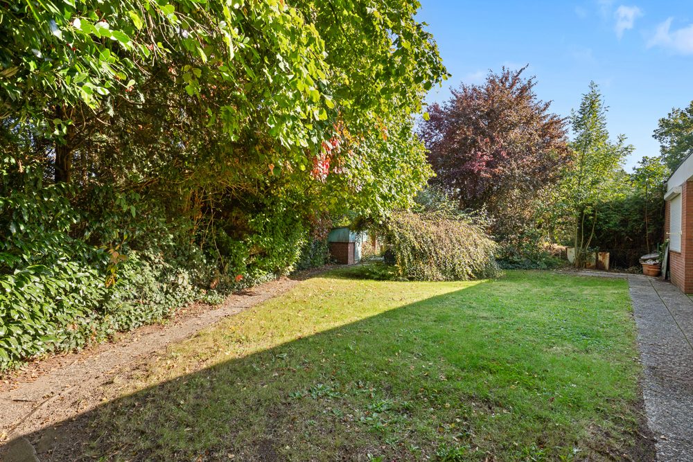 Immobilienangebot - Hamburg/Meiendorf - Alle - Großzügiger Bungalow mit weitläufigem Grundstück und viel Privatsphäre