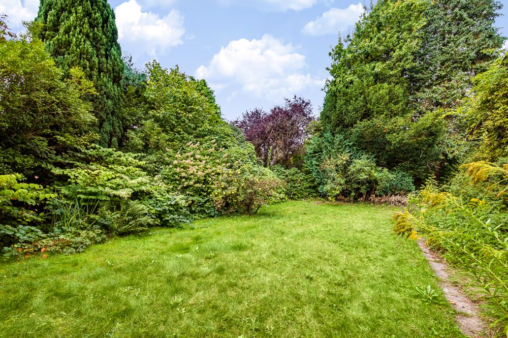 Immobilienangebot - Hamburg/ Poppenbüttel - Alle - Renovierungsbedürftiger Wohntraum auf ruhigem Pfeifenstilgrundstück in HH-Poppenbüttel