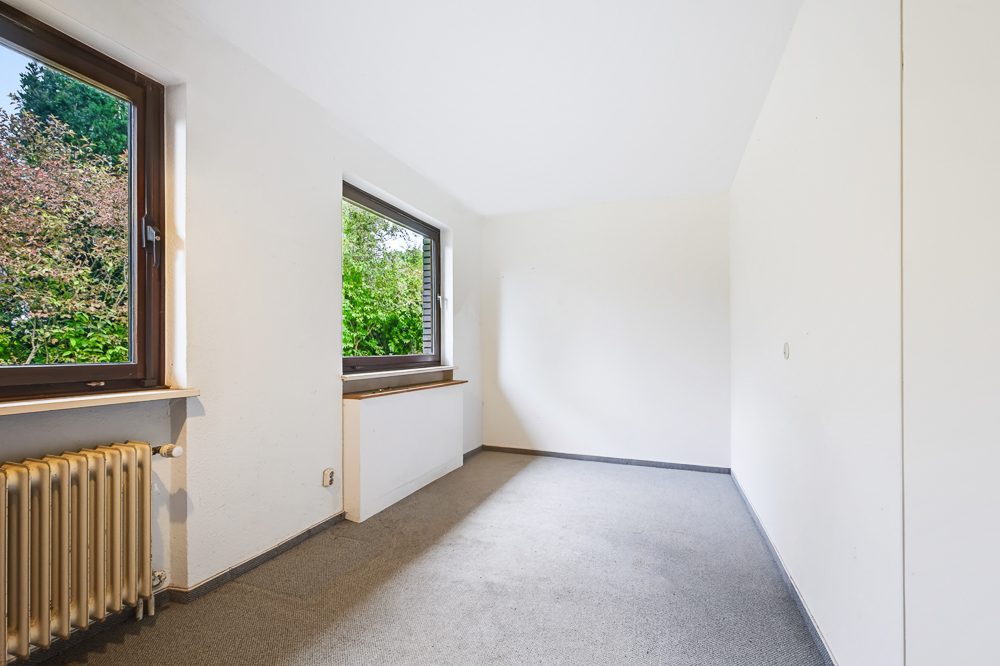 Immobilienangebot - Hamburg/ Poppenbüttel - Alle - Renovierungsbedürftiger Wohntraum auf ruhigem Pfeifenstilgrundstück in HH-Poppenbüttel