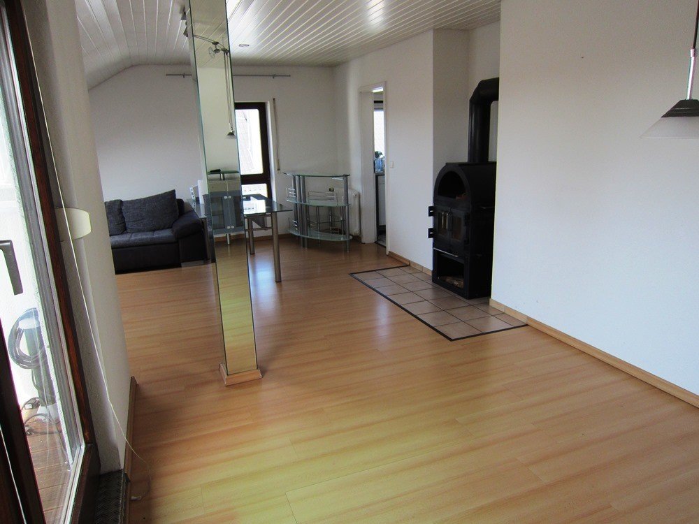 HUST Immobilien GmbH & Co. KG - Immobilienangebot - Eggenstein-Leopoldshafen - Wohnung - Bezugsfreie 3-Zimmer DG-Wohnung inkl. Ofen, Küche, Loggia + Stellplatz! Eggenstein-Leo.!