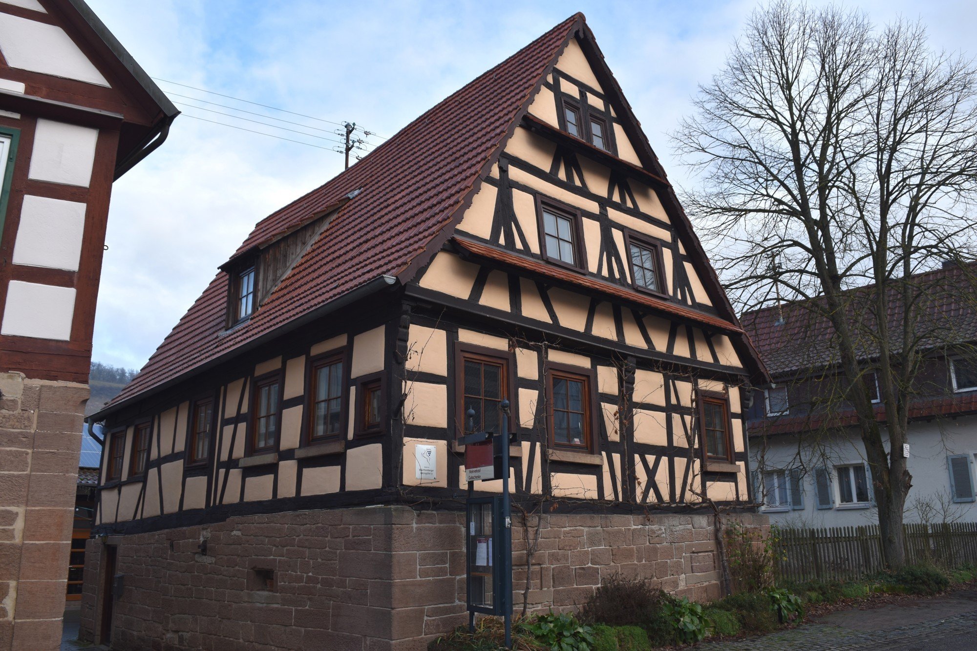 HUST Immobilien GmbH & Co. KG - Immobilienangebot - Illingen - Alle - Einmalige Rarität: Weingut mit historischem Fachwerkhaus, Gutsschenke und Kelter in Illingen