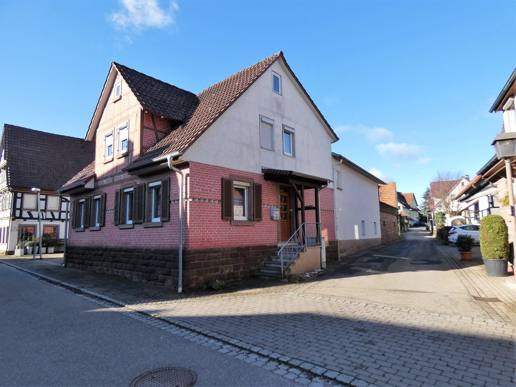 HUST Immobilien GmbH & Co. KG - Immobilienangebot - Maulbronn - Alle - Dieses gemütliche 2-Familienhaus im idyllischen Zaisersweiher wurde VERKAUFT!