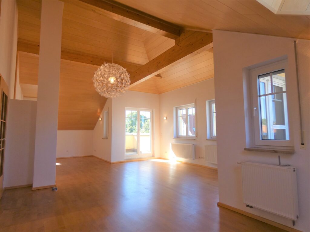 HUST Immobilien GmbH & Co. KG - Immobilienangebot - Walzbachtal - Alle - Schöne 3-Zimmer-Dachgeschosswohnung in Walzbachtal-Wössingen sucht neuen Mieter.