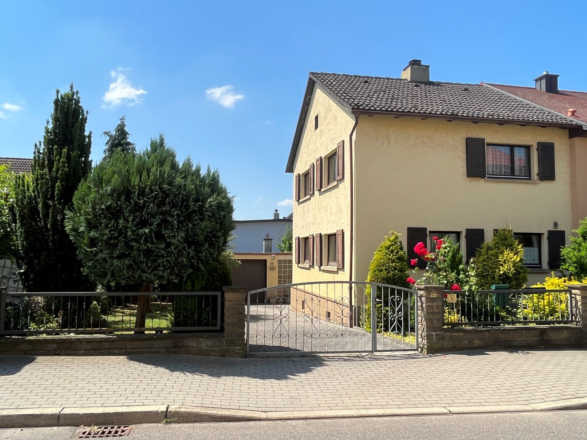 HUST Immobilien GmbH & Co. KG - Immobilienangebot - Sulzfeld - Alle - Sofort verfügbar! Einfamilienhaus mit Garage und sonnigem Garten in Sulzfeld