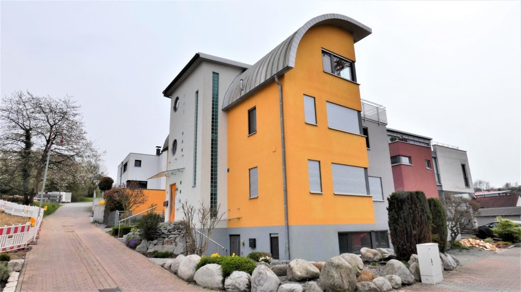 HUST Immobilien GmbH & Co. KG - Immobilienangebot - Östringen - Alle - Start ins Wohnglück! Exklusive 2,5-Zimmer-Wohnung mit eigenem Garten und Garagenstellplatz