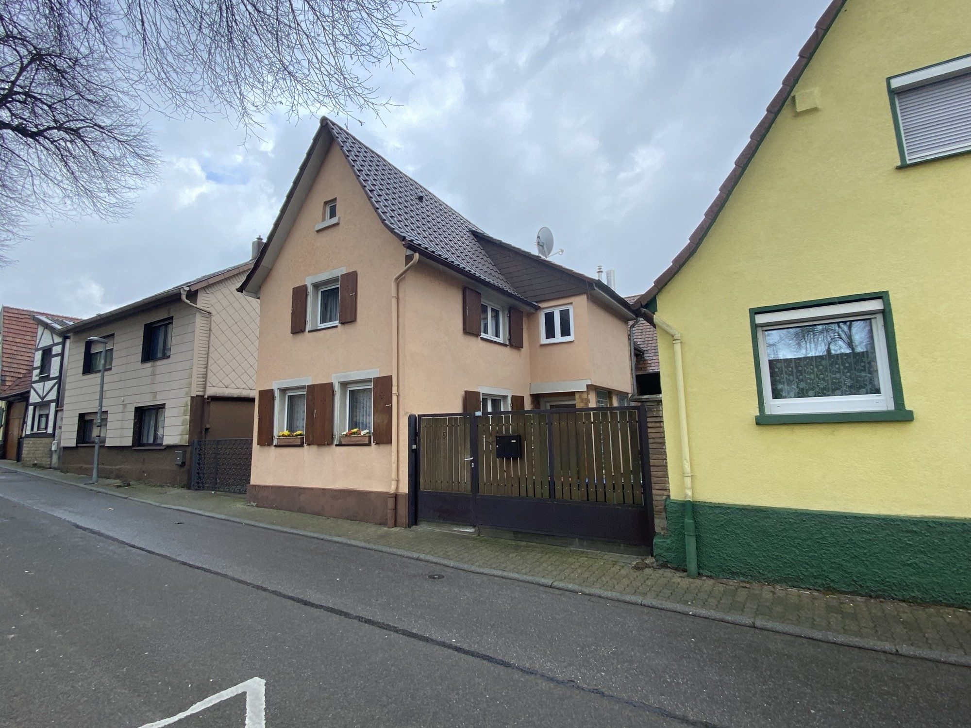 HUST Immobilien GmbH & Co. KG - Immobilienangebot - Karlsruhe / Knielingen - Alle - Charmantes Wohnhaus mit Innenhof und Scheune in Karlsruhe-Knielingen!