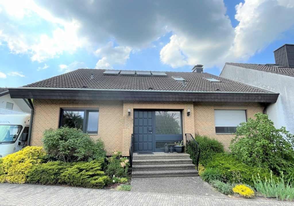 HUST Immobilien GmbH & Co. KG - Immobilienangebot - Stutensee - Alle - Einfamilienhaus zum Wohlfühlen mit Garten und Garage, Waldrandlage in Friedrichstal