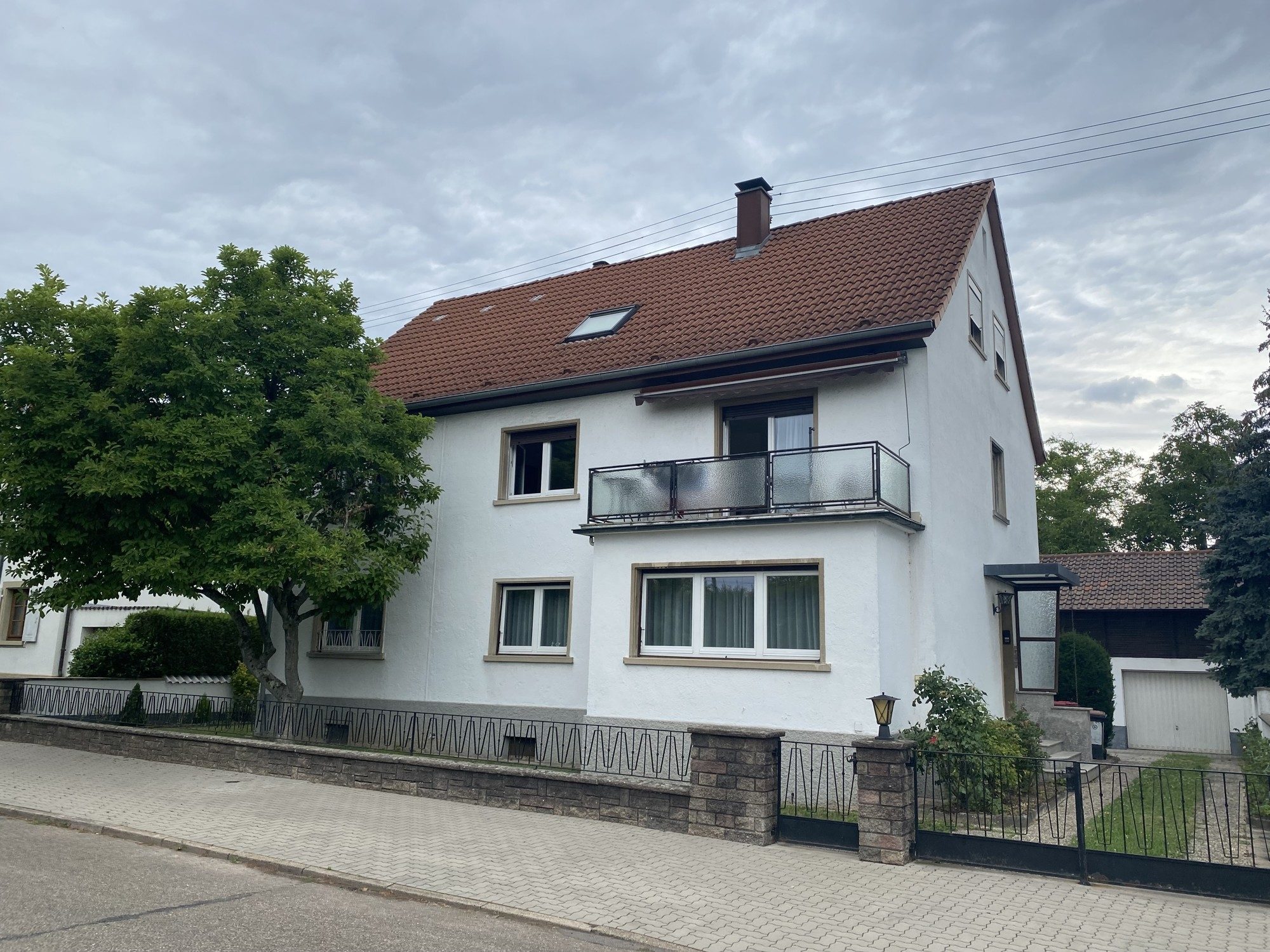 HUST Immobilien GmbH & Co. KG - Immobilienangebot - Karlsruhe - Alle - Kapitalanleger und Eigennutzer aufgepasst! Vermietetes 3- Familienhaus mit zwei Garagen in Neureut