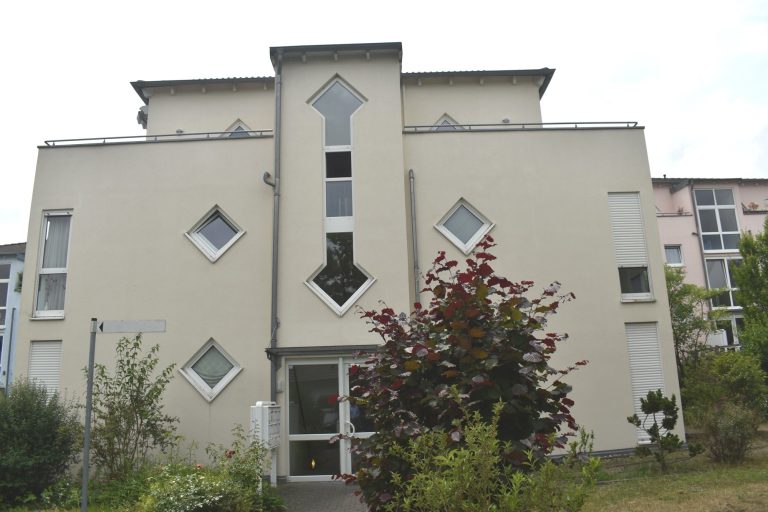HUST Immobilien GmbH & Co. KG - Immobilienangebot - Pfinztal - Alle - Top ausgestattet! Gepflegte Penthouse-Wohnung mit 2 TG-Stellplätzen in Pfinztal-Berghausen