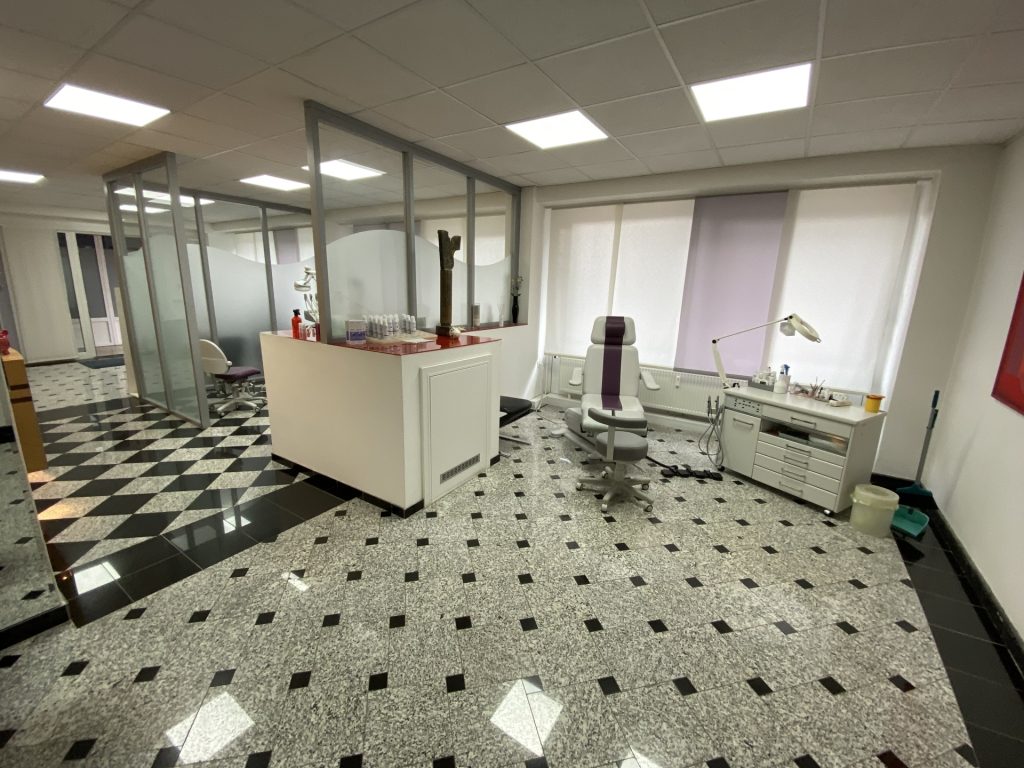 HUST Immobilien GmbH & Co. KG - Immobilienangebot - Karlsruhe / Südstadt - Alle - Umnutzung zur EG-Wohnung möglich! Büro- / Praxisfläche im Erdgeschoss in City-Lage in Karlsruhe