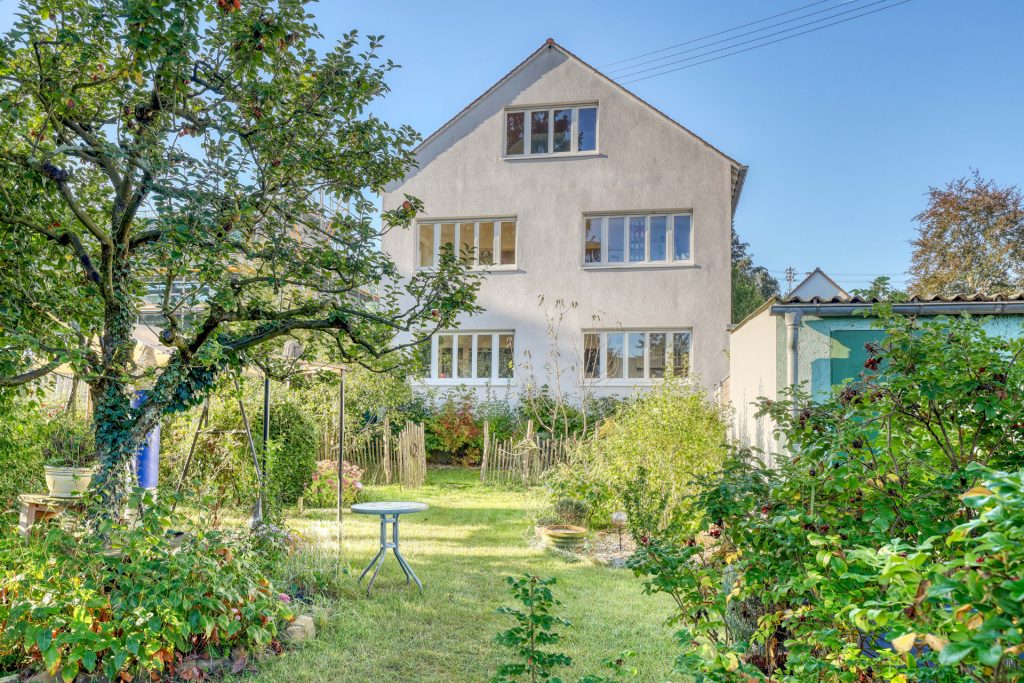 HUST Immobilien GmbH & Co. KG - Immobilienangebot - Karlsruhe / Weiherfeld - Alle - Ein Haus zum Wohlfühlen! Freistehendes 3-FH mit Nutz- und Ziergarten in beliebter Lage in Weiherfeld