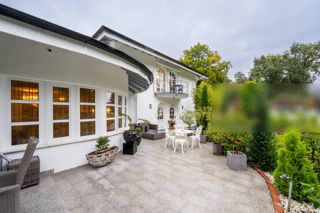 HUST Immobilien GmbH & Co. KG - Immobilienangebot - Karlsruhe - Alle - Traumhafte Villa in Waldlage - Luxus, Stil & Eleganz gepaart mit Nachhaltigkeit