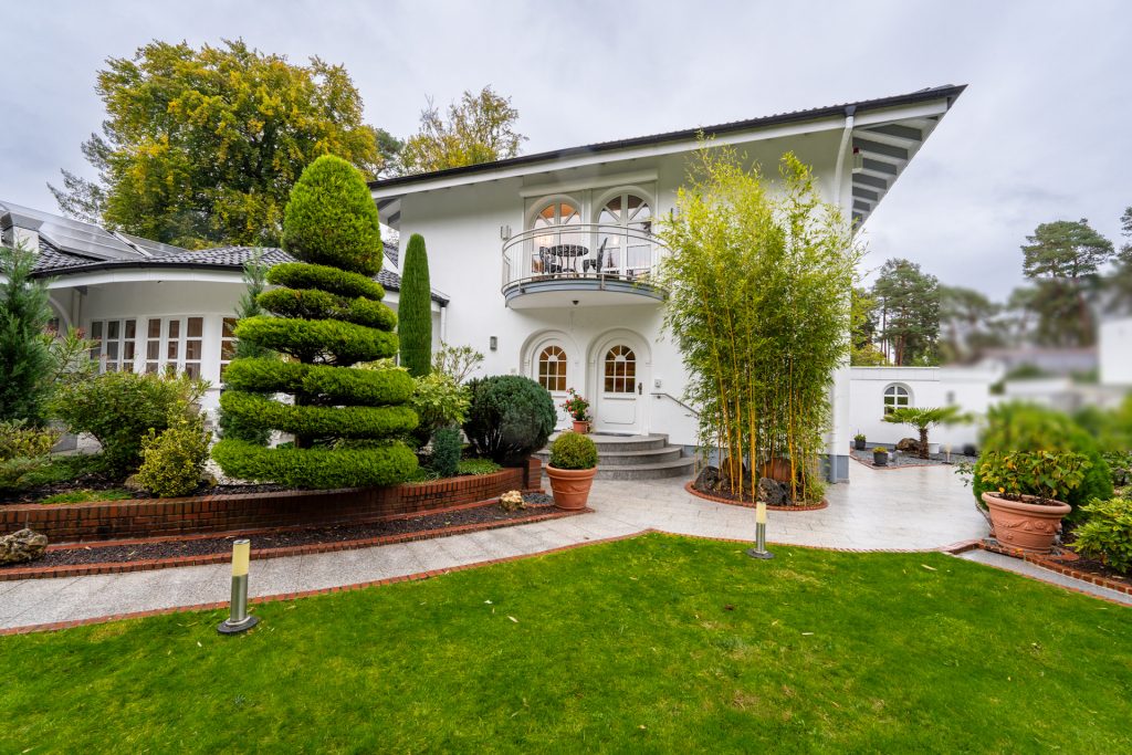 HUST Immobilien GmbH & Co. KG - Immobilienangebot - Karlsruhe - Alle - Traumhafte Villa in Waldlage - Luxus, Stil & Eleganz gepaart mit Nachhaltigkeit