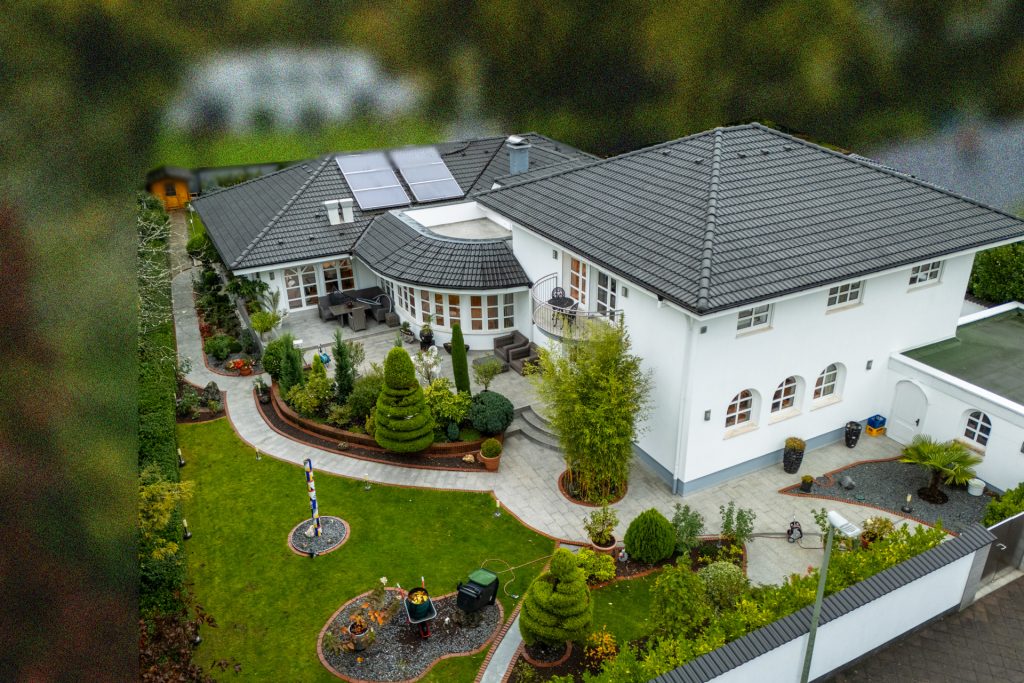 HUST Immobilien GmbH & Co. KG - Immobilienangebot - Karlsruhe - Alle - Traumhafte Villa in Waldlage - Luxus, Stil & Eleganz gepaart mit Nachhaltigkeit