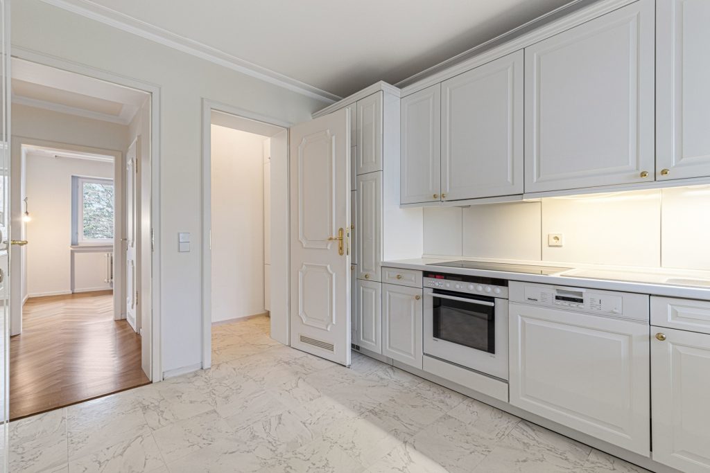HUST Immobilien GmbH & Co. KG - Immobilienangebot - Baden-Baden - Alle - Exklusive & großzügige 3 Zimmer-Whg. in prominenter Lage in Baden-Baden! Mit Aufzug & TG-Stellplatz!